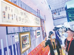 黄花梨、沉香工艺品、黎锦“打卡”第二届消博会